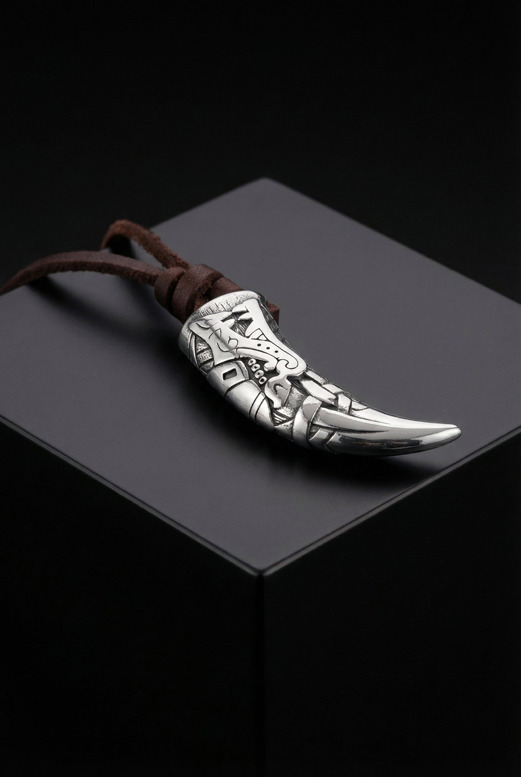 劇レアFanghany 1920年製　シルバー900 The Prized Fang of Fenrir - Stainless Steel Necklace
